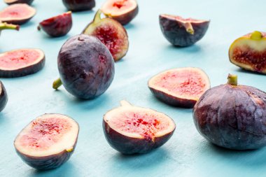 Farklı sınıftan taze incirler, eski ahşap tahta.