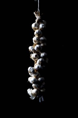 Siyah izole arkaplanda sarımsak demeti