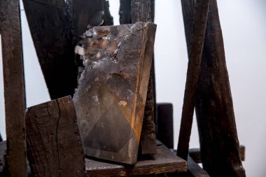 Ahşap rafta yanmış kitap.  