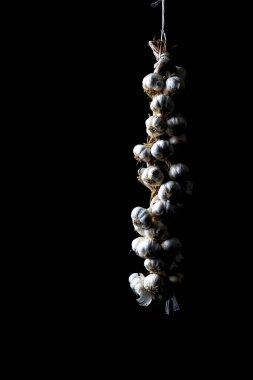 Siyah izole arkaplanda sarımsak demeti