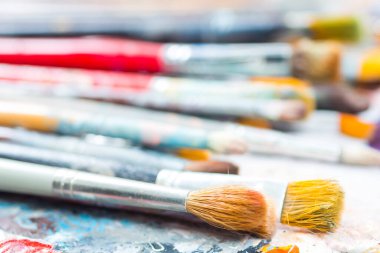 Farklı boya fırçaları.