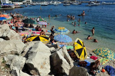 BUDVA, MonteneGRO - 27 Temmuz 2015. Turistlerle dolu şehir plajı 27 Temmuz 2015 'te Budva, Karadağ' da. 27.07.2015
