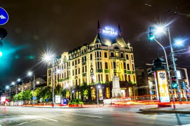 Geceleri şehirde güzel bir otel.