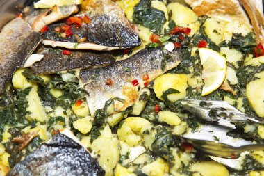 Ispanaklı ve peynirli fırında somon.