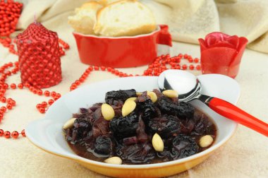 Yanında soğan ve bademli kuru erik.