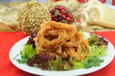 Susamlı kızarmış mürekkep balığı halkaları.