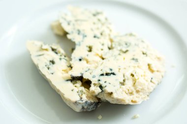 Gorgonzola peyniri beyaz plaka üzerinde