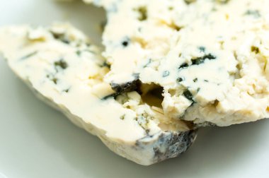 Gorgonzola peyniri beyaz plaka üzerinde