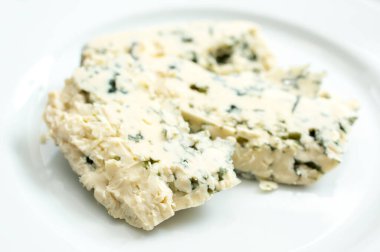 Gorgonzola peyniri beyaz plaka üzerinde 