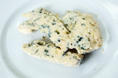 Gorgonzola peyniri beyaz plaka üzerinde 