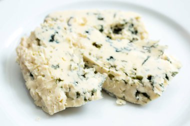Gorgonzola peyniri beyaz plaka üzerinde 