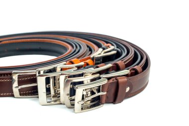 Beyaz arkaplanda kemer seti