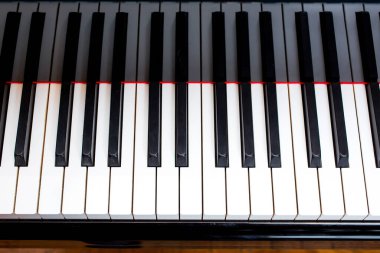 Seçici odaklı piyano klavyesi arkaplanı - vintage filtresi