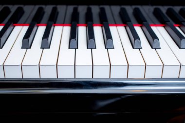 Seçici odaklı piyano klavyesi arkaplanı - vintage filtresi