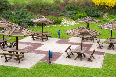 Parkta ahşap banklar şemsiye