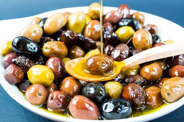 Tabağa zeytin yağı dök.