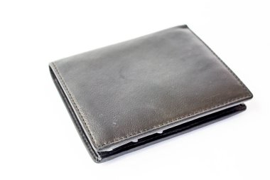 Beyaz arka planda siyah deri cüzdan.