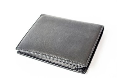 Beyaz arka planda siyah deri cüzdan.