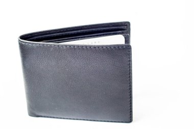 Beyaz arka planda siyah deri cüzdan.