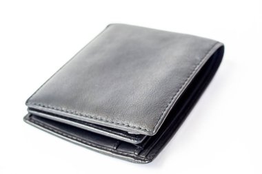 Beyaz arka planda siyah deri cüzdan.