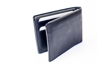 Beyaz arka planda siyah deri cüzdan.