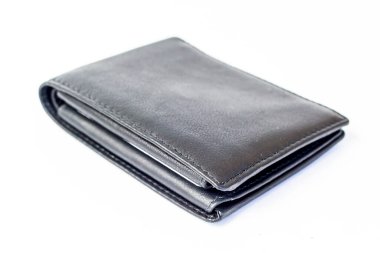 Beyaz arka planda siyah deri cüzdan.