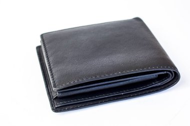 Beyaz arka planda siyah deri cüzdan.