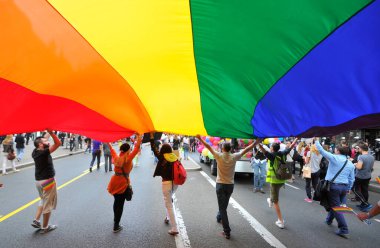 BELGRAD, SERBIA - 28 Eylül 2014: LGBT yönelimli insanlar 28 Eylül 2014 'te Sırbistan' ın Belgrad kentindeki Gay Onur Yürüyüşü 'ne katıldılar