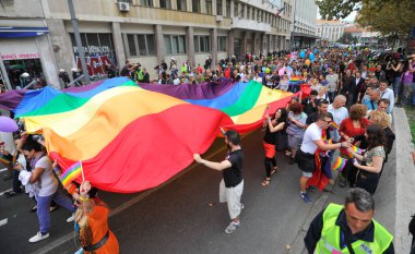BELGRAD, SERBIA - 28 Eylül 2014: LGBT yönelimli insanlar 28 Eylül 2014 'te Sırbistan' ın Belgrad kentindeki Gay Onur Yürüyüşü 'ne katıldılar