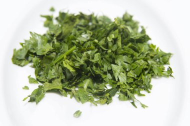 Beyaz arka planda doğranmış maydanoz.