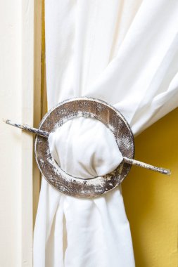 Ahşap Perde Tutucusu evde