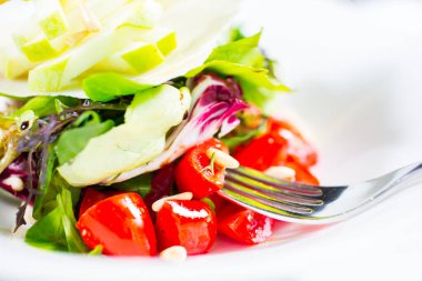 Taze detoks salatası.