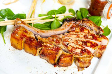 Orta pişmiş biftek kes.