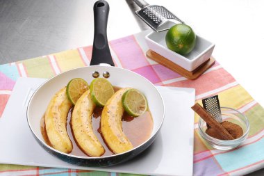 Dondurmalı alüminyum tavada karamelize edilmiş muz.