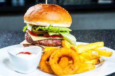 İri soğan halkası ile burger beef ve burger fries.selective odak Fransız