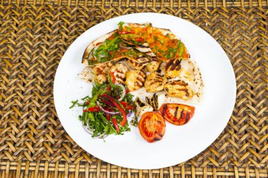 Tabakta tavuk kebabı Shawarma