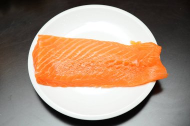 beyaz üzerine taze somon fileto