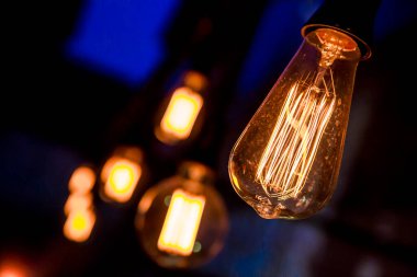 Güzel, eski, lüks ışık dekoru parlıyor.