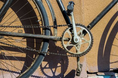 Duvarın yanında eski bir eski püskü bisiklet