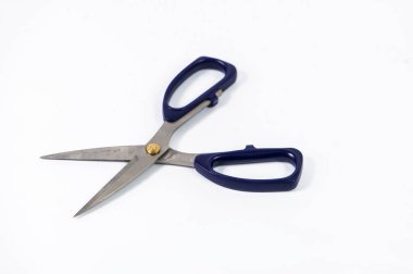 Makas beyaz arkaplanda izole edildi