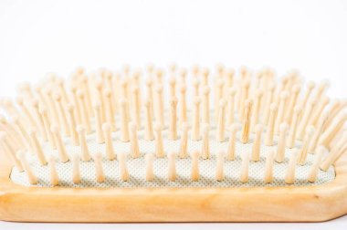 beyaz arkaplanda izole edilmiş saç fırçası