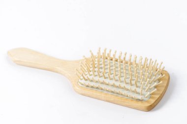 beyaz arkaplanda izole edilmiş saç fırçası