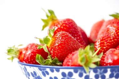 Bir kasede taze çilek