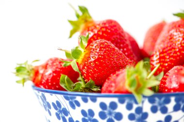 Bir kasede taze çilek