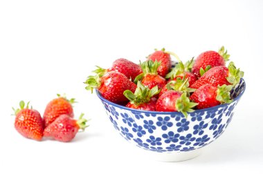 Bir kasede taze çilek