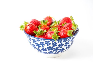 Bir kasede taze çilek