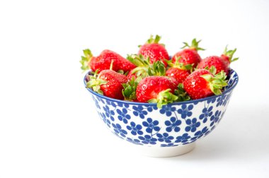 Bir kasede taze çilek