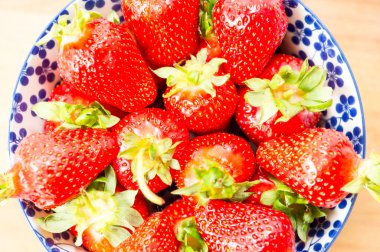 Bir kasede taze çilek