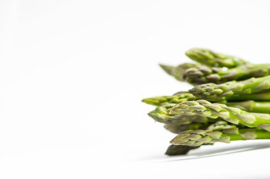 Beyaz arkaplanda yeşil kuşkonmaz