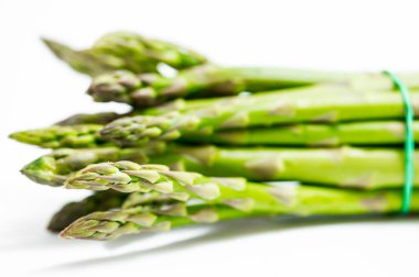 Beyaz arkaplanda yeşil kuşkonmaz